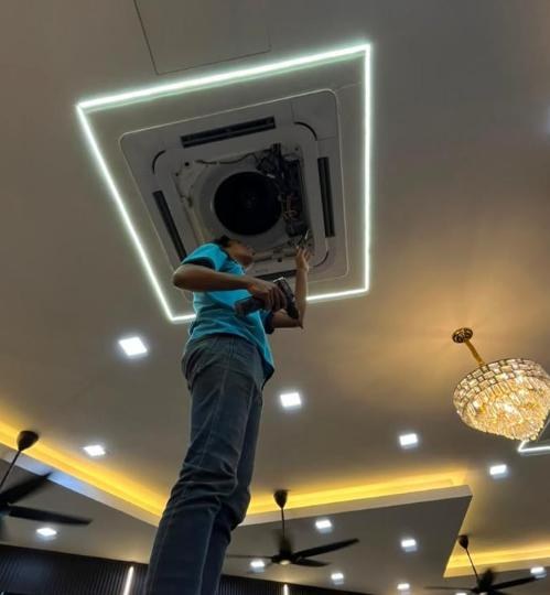 Juruteknik NANS TOP menjalankan kerja pada penghawa dingin ceiling cassette